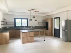 Villa à vendre à Keur Gondé avec un magnifique jardin sur un terrain en Bail de 1889m2, arboré d'arbres fruitiers
entièrement clôturé
La villa est construite avec des matériaux de qualité , un système d'isolation thermique, VMC , climatiseurs gainables