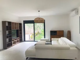 Villa à vendre à Keur Gondé avec un magnifique jardin sur un terrain en Bail de 1889m2, arboré d'arbres fruitiers
entièrement clôturé
La villa est construite avec des matériaux de qualité , un système d'isolation thermique, VMC , climatiseurs gainables