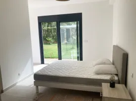 Villa à vendre à Keur Gondé avec un magnifique jardin sur un terrain en Bail de 1889m2, arboré d'arbres fruitiers
entièrement clôturé
La villa est construite avec des matériaux de qualité , un système d'isolation thermique, VMC , climatiseurs gainables