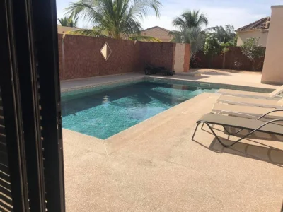 Magnifique villa et en très bon état dans un domaine sécurisé, bail en cours , 
situé à 900m du Centre commercial Saly Center , elle se compose de 3 chambres, 3 salles de bain, toilette visiteur, cuisine équipée et ouverte sur le séjour, salon, salle à manger, grande terrasse  couverte et aménagée , une piscine de 50m2 , une cuisine extérieure  et garage  
Elle est équipée d'un onduleur, surpresseur, la climatisation est neuve ,