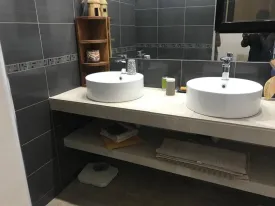 Magnifique villa et en très bon état dans un domaine sécurisé, bail en cours ,
situé à 900m du Centre commercial Saly Center , elle se compose de 3 chambres, 3 salles de bain, toilette visiteur, cuisine équipée et ouverte sur le séjour, salon, salle à manger, grande terrasse couverte et aménagée , une piscine de 50m2 , une cuisine extérieure et garage
Elle est équipée d'un onduleur, surpresseur, la climatisation est neuve ,