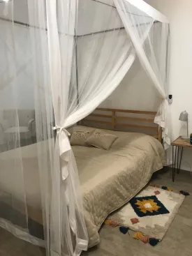 Magnifique villa et en très bon état dans un domaine sécurisé, bail en cours ,
situé à 900m du Centre commercial Saly Center , elle se compose de 3 chambres, 3 salles de bain, toilette visiteur, cuisine équipée et ouverte sur le séjour, salon, salle à manger, grande terrasse couverte et aménagée , une piscine de 50m2 , une cuisine extérieure et garage
Elle est équipée d'un onduleur, surpresseur, la climatisation est neuve ,