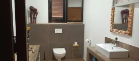 Magnifique villa et en très bon état dans un domaine sécurisé, bail en cours ,
situé à 900m du Centre commercial Saly Center , elle se compose de 3 chambres, 3 salles de bain, toilette visiteur, cuisine équipée et ouverte sur le séjour, salon, salle à manger, grande terrasse couverte et aménagée , une piscine de 50m2 , une cuisine extérieure et garage
Elle est équipée d'un onduleur, surpresseur, la climatisation est neuve ,