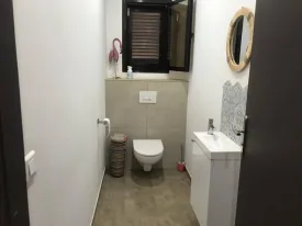 Magnifique villa et en très bon état dans un domaine sécurisé, bail en cours ,
situé à 900m du Centre commercial Saly Center , elle se compose de 3 chambres, 3 salles de bain, toilette visiteur, cuisine équipée et ouverte sur le séjour, salon, salle à manger, grande terrasse couverte et aménagée , une piscine de 50m2 , une cuisine extérieure et garage
Elle est équipée d'un onduleur, surpresseur, la climatisation est neuve ,
