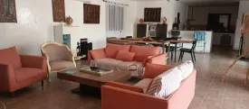 Magnifique villa et en très bon état dans un domaine sécurisé, bail en cours ,
situé à 900m du Centre commercial Saly Center , elle se compose de 3 chambres, 3 salles de bain, toilette visiteur, cuisine équipée et ouverte sur le séjour, salon, salle à manger, grande terrasse couverte et aménagée , une piscine de 50m2 , une cuisine extérieure et garage
Elle est équipée d'un onduleur, surpresseur, la climatisation est neuve ,
