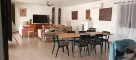 Magnifique villa et en très bon état dans un domaine sécurisé, bail en cours ,
situé à 900m du Centre commercial Saly Center , elle se compose de 3 chambres, 3 salles de bain, toilette visiteur, cuisine équipée et ouverte sur le séjour, salon, salle à manger, grande terrasse couverte et aménagée , une piscine de 50m2 , une cuisine extérieure et garage
Elle est équipée d'un onduleur, surpresseur, la climatisation est neuve ,