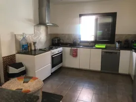 Magnifique villa et en très bon état dans un domaine sécurisé, bail en cours ,
situé à 900m du Centre commercial Saly Center , elle se compose de 3 chambres, 3 salles de bain, toilette visiteur, cuisine équipée et ouverte sur le séjour, salon, salle à manger, grande terrasse couverte et aménagée , une piscine de 50m2 , une cuisine extérieure et garage
Elle est équipée d'un onduleur, surpresseur, la climatisation est neuve ,