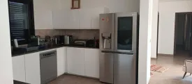 Magnifique villa et en très bon état dans un domaine sécurisé, bail en cours ,
situé à 900m du Centre commercial Saly Center , elle se compose de 3 chambres, 3 salles de bain, toilette visiteur, cuisine équipée et ouverte sur le séjour, salon, salle à manger, grande terrasse couverte et aménagée , une piscine de 50m2 , une cuisine extérieure et garage
Elle est équipée d'un onduleur, surpresseur, la climatisation est neuve ,