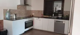 Magnifique villa et en très bon état dans un domaine sécurisé, bail en cours ,
situé à 900m du Centre commercial Saly Center , elle se compose de 3 chambres, 3 salles de bain, toilette visiteur, cuisine équipée et ouverte sur le séjour, salon, salle à manger, grande terrasse couverte et aménagée , une piscine de 50m2 , une cuisine extérieure et garage
Elle est équipée d'un onduleur, surpresseur, la climatisation est neuve ,