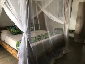 Magnifique villa et en très bon état dans un domaine sécurisé, bail en cours ,
situé à 900m du Centre commercial Saly Center , elle se compose de 3 chambres, 3 salles de bain, toilette visiteur, cuisine équipée et ouverte sur le séjour, salon, salle à manger, grande terrasse couverte et aménagée , une piscine de 50m2 , une cuisine extérieure et garage
Elle est équipée d'un onduleur, surpresseur, la climatisation est neuve ,