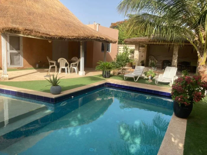 Villa en résidence bord de mer , idéalement située , avec plage privée et proche de toutes les commodités, 2 chambres, 2 salles d'eau  ,une mezzanine avec 2 lits et une salle d'eau , cuisine équipée, salon, grande terrasse, pool house, bureau, buanderie,  réserve, toilette extérieure , piscine privée (8X4)
Local piscine, puits , espace voiture 
Possibilité d'agrandissement
Idéal pour investissement locatif 
Cession définitive - le titre foncier est en cours de délivrance