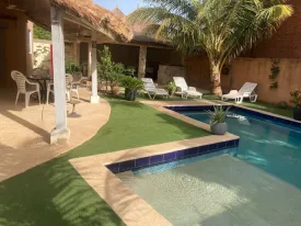 Villa en résidence bord de mer , idéalement située , avec plage privée et proche de toutes les commodités, 2 chambres, 2 salles d'eau ,une mezzanine avec 2 lits et une salle d'eau , cuisine équipée, salon, grande terrasse, pool house, bureau, buanderie, réserve, toilette extérieure , piscine privée (8X4)
Local piscine, puits , espace voiture
Possibilité d'agrandissement
Idéal pour investissement locatif
Cession définitive - le titre foncier est en cours de délivrance