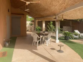 Villa en résidence bord de mer , idéalement située , avec plage privée et proche de toutes les commodités, 2 chambres, 2 salles d'eau ,une mezzanine avec 2 lits et une salle d'eau , cuisine équipée, salon, grande terrasse, pool house, bureau, buanderie, réserve, toilette extérieure , piscine privée (8X4)
Local piscine, puits , espace voiture
Possibilité d'agrandissement
Idéal pour investissement locatif
Cession définitive - le titre foncier est en cours de délivrance