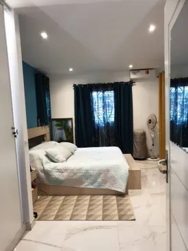 Villa en résidence bord de mer , idéalement située , avec plage privée et proche de toutes les commodités, 2 chambres, 2 salles d'eau ,une mezzanine avec 2 lits et une salle d'eau , cuisine équipée, salon, grande terrasse, pool house, bureau, buanderie, réserve, toilette extérieure , piscine privée (8X4)
Local piscine, puits , espace voiture
Possibilité d'agrandissement
Idéal pour investissement locatif
Cession définitive - le titre foncier est en cours de délivrance