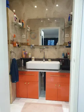 Villa en résidence bord de mer , idéalement située , avec plage privée et proche de toutes les commodités, 2 chambres, 2 salles d'eau ,une mezzanine avec 2 lits et une salle d'eau , cuisine équipée, salon, grande terrasse, pool house, bureau, buanderie, réserve, toilette extérieure , piscine privée (8X4)
Local piscine, puits , espace voiture
Possibilité d'agrandissement
Idéal pour investissement locatif
Cession définitive - le titre foncier est en cours de délivrance