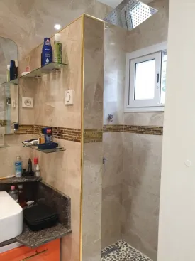 Villa en résidence bord de mer , idéalement située , avec plage privée et proche de toutes les commodités, 2 chambres, 2 salles d'eau ,une mezzanine avec 2 lits et une salle d'eau , cuisine équipée, salon, grande terrasse, pool house, bureau, buanderie, réserve, toilette extérieure , piscine privée (8X4)
Local piscine, puits , espace voiture
Possibilité d'agrandissement
Idéal pour investissement locatif
Cession définitive - le titre foncier est en cours de délivrance