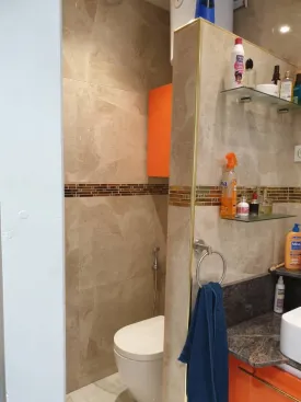 Villa en résidence bord de mer , idéalement située , avec plage privée et proche de toutes les commodités, 2 chambres, 2 salles d'eau ,une mezzanine avec 2 lits et une salle d'eau , cuisine équipée, salon, grande terrasse, pool house, bureau, buanderie, réserve, toilette extérieure , piscine privée (8X4)
Local piscine, puits , espace voiture
Possibilité d'agrandissement
Idéal pour investissement locatif
Cession définitive - le titre foncier est en cours de délivrance