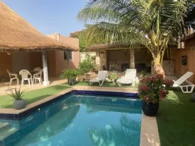 Villa en résidence bord de mer , idéalement située , avec plage privée et proche de toutes les commodités, 2 chambres, 2 salles d'eau ,une mezzanine avec 2 lits et une salle d'eau , cuisine équipée, salon, grande terrasse, pool house, bureau, buanderie, réserve, toilette extérieure , piscine privée (8X4)
Local piscine, puits , espace voiture
Possibilité d'agrandissement
Idéal pour investissement locatif
Cession définitive - le titre foncier est en cours de délivrance