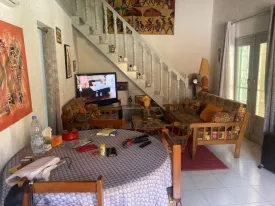 Villa en résidence bord de mer , idéalement située , avec plage privée et proche de toutes les commodités, 2 chambres, 2 salles d'eau ,une mezzanine avec 2 lits et une salle d'eau , cuisine équipée, salon, grande terrasse, pool house, bureau, buanderie, réserve, toilette extérieure , piscine privée (8X4)
Local piscine, puits , espace voiture
Possibilité d'agrandissement
Idéal pour investissement locatif
Cession définitive - le titre foncier est en cours de délivrance