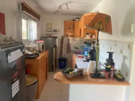 Villa en résidence bord de mer , idéalement située , avec plage privée et proche de toutes les commodités, 2 chambres, 2 salles d'eau ,une mezzanine avec 2 lits et une salle d'eau , cuisine équipée, salon, grande terrasse, pool house, bureau, buanderie, réserve, toilette extérieure , piscine privée (8X4)
Local piscine, puits , espace voiture
Possibilité d'agrandissement
Idéal pour investissement locatif
Cession définitive - le titre foncier est en cours de délivrance