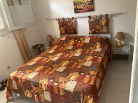 Villa en résidence bord de mer , idéalement située , avec plage privée et proche de toutes les commodités, 2 chambres, 2 salles d'eau ,une mezzanine avec 2 lits et une salle d'eau , cuisine équipée, salon, grande terrasse, pool house, bureau, buanderie, réserve, toilette extérieure , piscine privée (8X4)
Local piscine, puits , espace voiture
Possibilité d'agrandissement
Idéal pour investissement locatif
Cession définitive - le titre foncier est en cours de délivrance