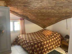 Villa en résidence bord de mer , idéalement située , avec plage privée et proche de toutes les commodités, 2 chambres, 2 salles d'eau ,une mezzanine avec 2 lits et une salle d'eau , cuisine équipée, salon, grande terrasse, pool house, bureau, buanderie, réserve, toilette extérieure , piscine privée (8X4)
Local piscine, puits , espace voiture
Possibilité d'agrandissement
Idéal pour investissement locatif
Cession définitive - le titre foncier est en cours de délivrance