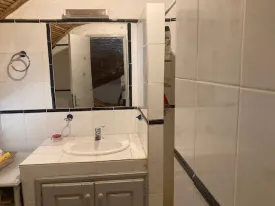 Villa en résidence bord de mer , idéalement située , avec plage privée et proche de toutes les commodités, 2 chambres, 2 salles d'eau ,une mezzanine avec 2 lits et une salle d'eau , cuisine équipée, salon, grande terrasse, pool house, bureau, buanderie, réserve, toilette extérieure , piscine privée (8X4)
Local piscine, puits , espace voiture
Possibilité d'agrandissement
Idéal pour investissement locatif
Cession définitive - le titre foncier est en cours de délivrance