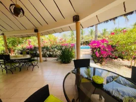 Superbe villa en résidence bord de mer, avec plage privée, parking ,
groupe électrogène, et à deux pas des commerces
elle est composées de 2 chambres avec salles de bain privatives,
une cuisine équipée et ouverte , une mezzanine , toilette visiteur , un cellier ,
un séjour lumineux ouvert sur la terrasse
Titre foncier