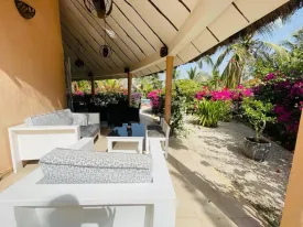 Superbe villa en résidence bord de mer, avec plage privée, parking ,
groupe électrogène, et à deux pas des commerces
elle est composées de 2 chambres avec salles de bain privatives,
une cuisine équipée et ouverte , une mezzanine , toilette visiteur , un cellier ,
un séjour lumineux ouvert sur la terrasse
Titre foncier