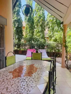Superbe villa en résidence bord de mer, avec plage privée, parking ,
groupe électrogène, et à deux pas des commerces
elle est composées de 2 chambres avec salles de bain privatives,
une cuisine équipée et ouverte , une mezzanine , toilette visiteur , un cellier ,
un séjour lumineux ouvert sur la terrasse
Titre foncier