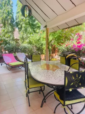 Superbe villa en résidence bord de mer, avec plage privée, parking ,
groupe électrogène, et à deux pas des commerces
elle est composées de 2 chambres avec salles de bain privatives,
une cuisine équipée et ouverte , une mezzanine , toilette visiteur , un cellier ,
un séjour lumineux ouvert sur la terrasse
Titre foncier