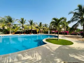 Superbe villa en résidence bord de mer, avec plage privée, parking ,
groupe électrogène, et à deux pas des commerces
elle est composées de 2 chambres avec salles de bain privatives,
une cuisine équipée et ouverte , une mezzanine , toilette visiteur , un cellier ,
un séjour lumineux ouvert sur la terrasse
Titre foncier