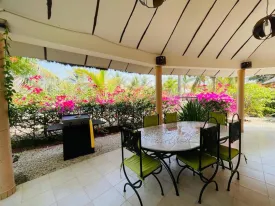 Superbe villa en résidence bord de mer, avec plage privée, parking ,
groupe électrogène, et à deux pas des commerces
elle est composées de 2 chambres avec salles de bain privatives,
une cuisine équipée et ouverte , une mezzanine , toilette visiteur , un cellier ,
un séjour lumineux ouvert sur la terrasse
Titre foncier