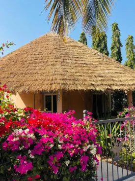 Superbe villa en résidence bord de mer, avec plage privée, parking ,
groupe électrogène, et à deux pas des commerces
elle est composées de 2 chambres avec salles de bain privatives,
une cuisine équipée et ouverte , une mezzanine , toilette visiteur , un cellier ,
un séjour lumineux ouvert sur la terrasse
Titre foncier