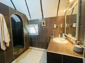 Superbe villa en résidence bord de mer, avec plage privée, parking ,
groupe électrogène, et à deux pas des commerces
elle est composées de 2 chambres avec salles de bain privatives,
une cuisine équipée et ouverte , une mezzanine , toilette visiteur , un cellier ,
un séjour lumineux ouvert sur la terrasse
Titre foncier