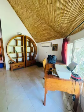 Superbe villa en résidence bord de mer, avec plage privée, parking ,
groupe électrogène, et à deux pas des commerces
elle est composées de 2 chambres avec salles de bain privatives,
une cuisine équipée et ouverte , une mezzanine , toilette visiteur , un cellier ,
un séjour lumineux ouvert sur la terrasse
Titre foncier