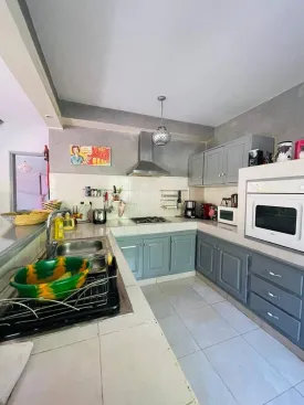 Superbe villa en résidence bord de mer, avec plage privée, parking ,
groupe électrogène, et à deux pas des commerces
elle est composées de 2 chambres avec salles de bain privatives,
une cuisine équipée et ouverte , une mezzanine , toilette visiteur , un cellier ,
un séjour lumineux ouvert sur la terrasse
Titre foncier