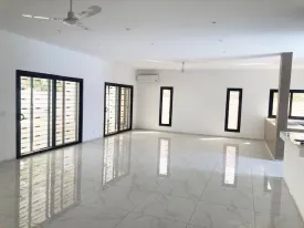 Villa neuve non meublée à vendre - Résidence calme à 300 m de Saly center