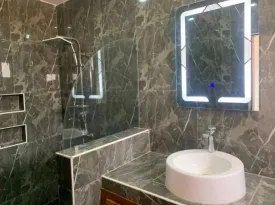 Villa avec piscine privée à Ngaparou ,située à 800m du Centre Commercial Saly Center
et 900m de la plage. Elle est composées de 4 chambres climatisées , 4 salles de bain, cuisine équipée
salon , terrasse , jardin, pool house, local gardien ,équipée d'un panneau solaire pour la piscine ,
Emplacement voiture ,
Supplément: : eau , électricité, internet et personnel de maison