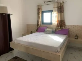 Villa avec piscine privée à Ngaparou ,située à 800m du Centre Commercial Saly Center
et 900m de la plage. Elle est composées de 4 chambres climatisées , 4 salles de bain, cuisine équipée
salon , terrasse , jardin, pool house, local gardien ,équipée d'un panneau solaire pour la piscine ,
Emplacement voiture ,
Supplément: : eau , électricité, internet et personnel de maison