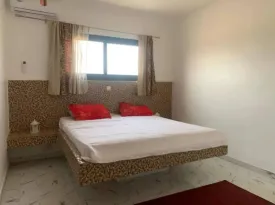 Villa avec piscine privée à Ngaparou ,située à 800m du Centre Commercial Saly Center
et 900m de la plage. Elle est composées de 4 chambres climatisées , 4 salles de bain, cuisine équipée
salon , terrasse , jardin, pool house, local gardien ,équipée d'un panneau solaire pour la piscine ,
Emplacement voiture ,
Supplément: : eau , électricité, internet et personnel de maison