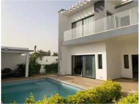 Villa avec piscine privée à Ngaparou ,située à 800m du Centre Commercial Saly Center
et 900m de la plage. Elle est composées de 4 chambres climatisées , 4 salles de bain, cuisine équipée
salon , terrasse , jardin, pool house, local gardien ,équipée d'un panneau solaire pour la piscine ,
Emplacement voiture ,
Supplément: : eau , électricité, internet et personnel de maison