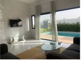 Villa avec piscine privée à Ngaparou ,située à 800m du Centre Commercial Saly Center
et 900m de la plage. Elle est composées de 4 chambres climatisées , 4 salles de bain, cuisine équipée
salon , terrasse , jardin, pool house, local gardien ,équipée d'un panneau solaire pour la piscine ,
Emplacement voiture ,
Supplément: : eau , électricité, internet et personnel de maison