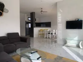 Villa avec piscine privée à Ngaparou ,située à 800m du Centre Commercial Saly Center
et 900m de la plage. Elle est composées de 4 chambres climatisées , 4 salles de bain, cuisine équipée
salon , terrasse , jardin, pool house, local gardien ,équipée d'un panneau solaire pour la piscine ,
Emplacement voiture ,
Supplément: : eau , électricité, internet et personnel de maison
