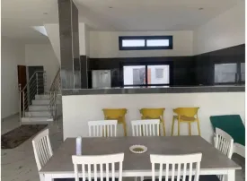 Villa avec piscine privée à Ngaparou ,située à 800m du Centre Commercial Saly Center
et 900m de la plage. Elle est composées de 4 chambres climatisées , 4 salles de bain, cuisine équipée
salon , terrasse , jardin, pool house, local gardien ,équipée d'un panneau solaire pour la piscine ,
Emplacement voiture ,
Supplément: : eau , électricité, internet et personnel de maison
