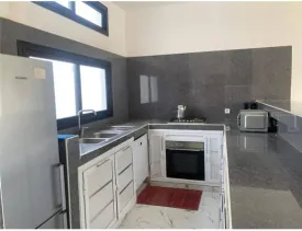 Villa avec piscine privée à Ngaparou ,située à 800m du Centre Commercial Saly Center
et 900m de la plage. Elle est composées de 4 chambres climatisées , 4 salles de bain, cuisine équipée
salon , terrasse , jardin, pool house, local gardien ,équipée d'un panneau solaire pour la piscine ,
Emplacement voiture ,
Supplément: : eau , électricité, internet et personnel de maison