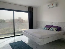 Villa avec piscine privée à Ngaparou ,située à 800m du Centre Commercial Saly Center
et 900m de la plage. Elle est composées de 4 chambres climatisées , 4 salles de bain, cuisine équipée
salon , terrasse , jardin, pool house, local gardien ,équipée d'un panneau solaire pour la piscine ,
Emplacement voiture ,
Supplément: : eau , électricité, internet et personnel de maison