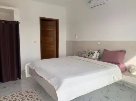 Villa avec piscine privée à Ngaparou ,située à 800m du Centre Commercial Saly Center
et 900m de la plage. Elle est composées de 4 chambres climatisées , 4 salles de bain, cuisine équipée
salon , terrasse , jardin, pool house, local gardien ,équipée d'un panneau solaire pour la piscine ,
Emplacement voiture ,
Supplément: : eau , électricité, internet et personnel de maison