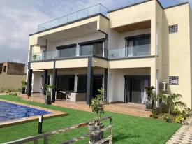 Villa de standing à louer à NGAPAROU avec de grands volumes