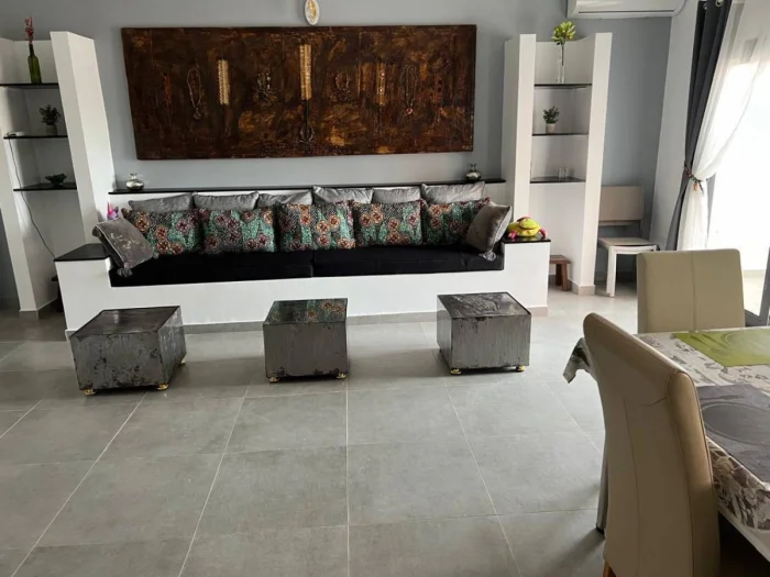 Appartement décoré avec goût, lumineux et très bien entretenu  dans une petite résidence à la Somone 
2 chambres, 2 salles d'eau  , wc visiteur, cuisine équipée, salon, salle à manger 
piscine commune , balcons, espace barbecue, caméras de surveillance, 
Entretien piscine, et passe de la femme de ménage 3 fois/ semaine inclus dans le tarif 
Consommation électricité, eau, wifi et canal à la charges des locataires